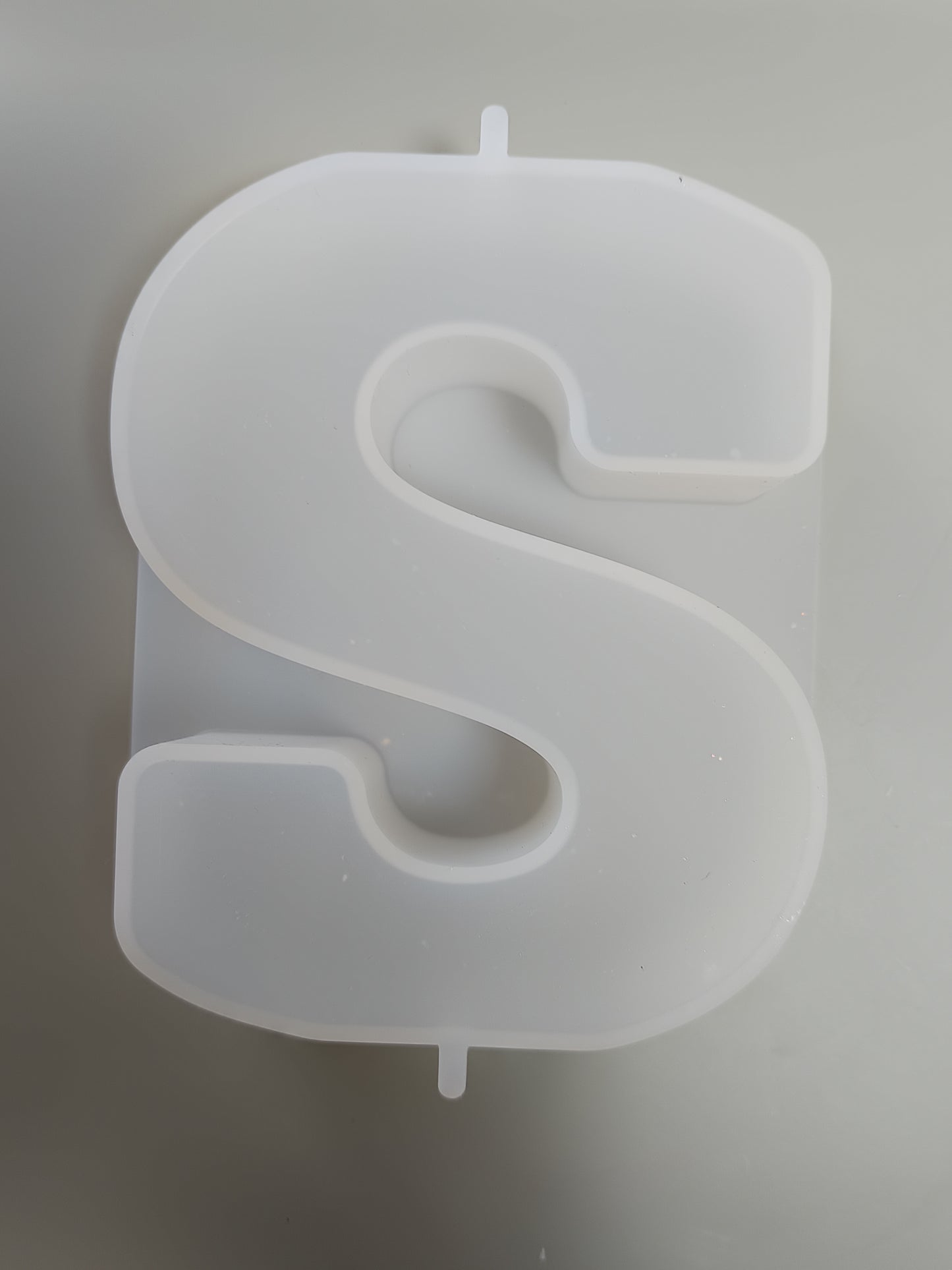 Lettre S en résine époxy