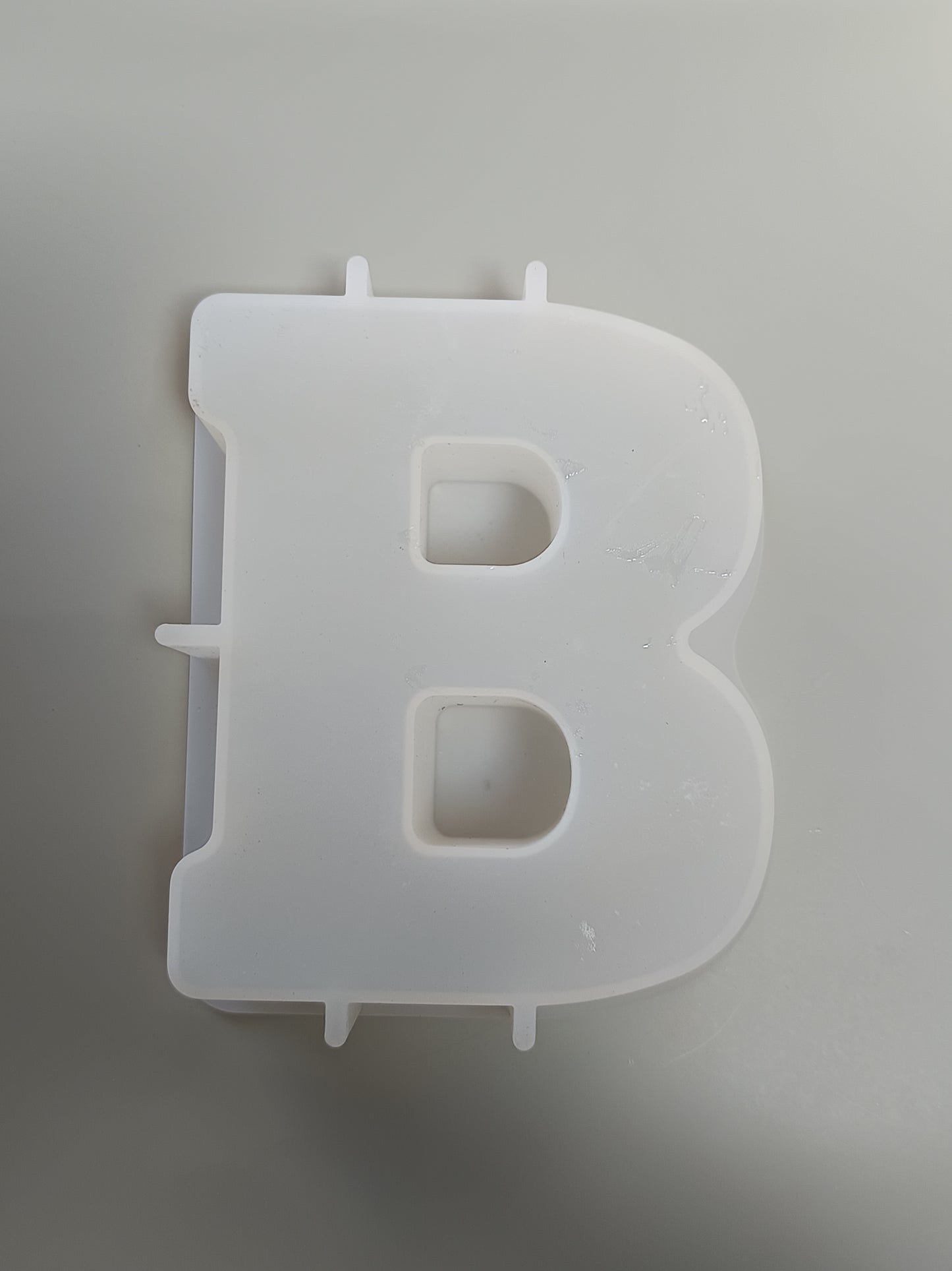 Lettre B en résine époxy