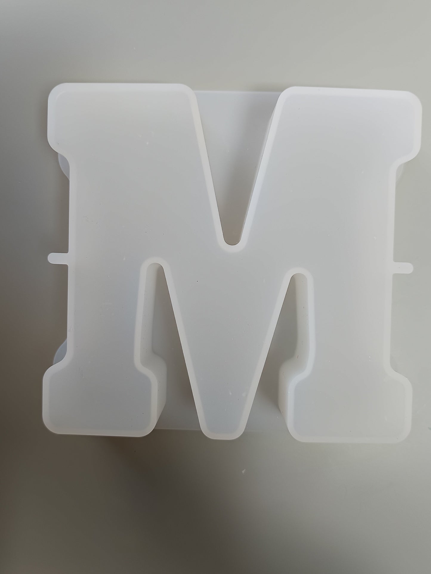Lettre M en résine époxy