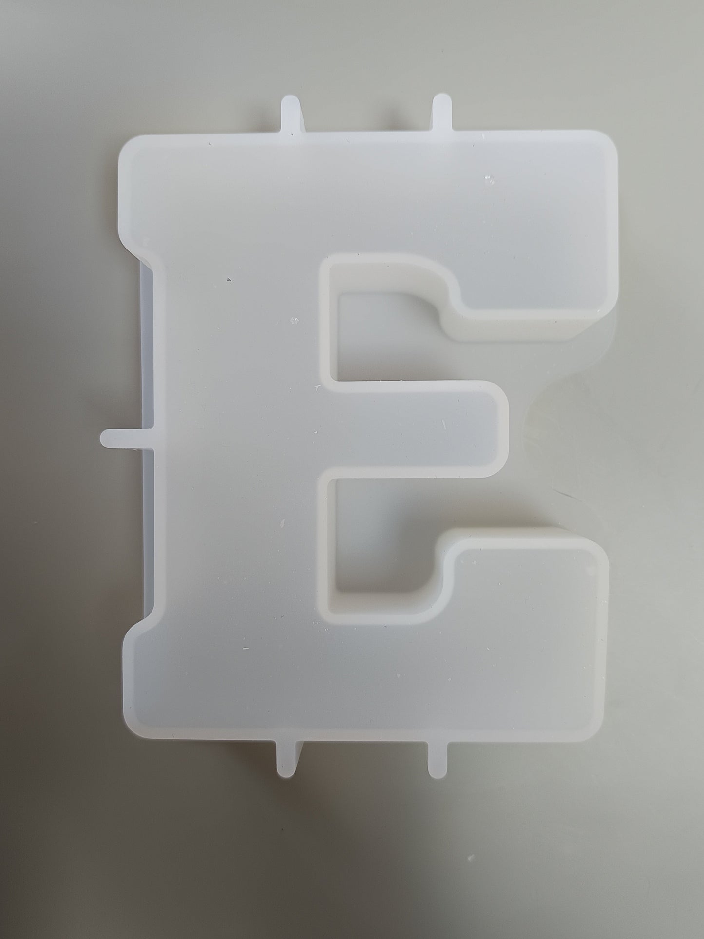 Lettre E en résine époxy