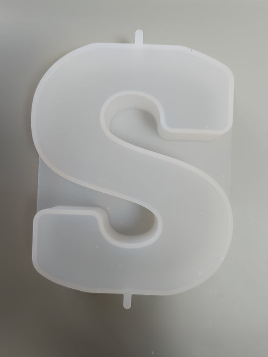 Lettre S en résine époxy