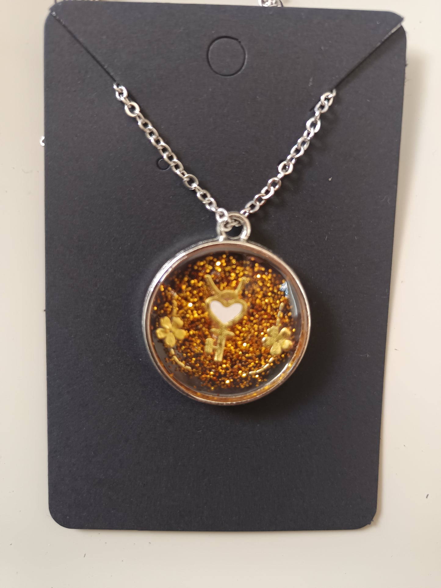 Collier en résine uv