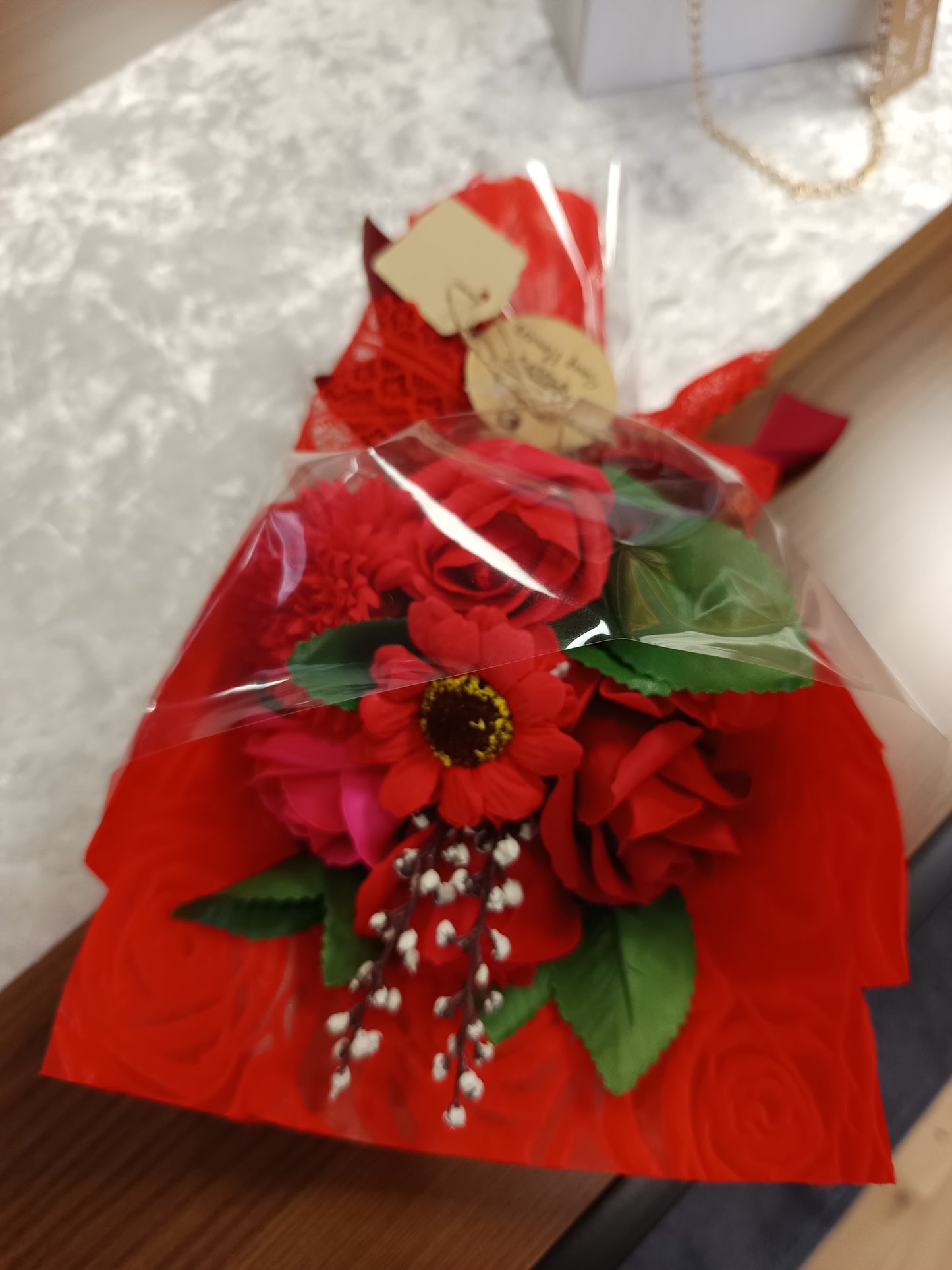 Coffret cadeau savon liquide bouquet de fleurs rouges