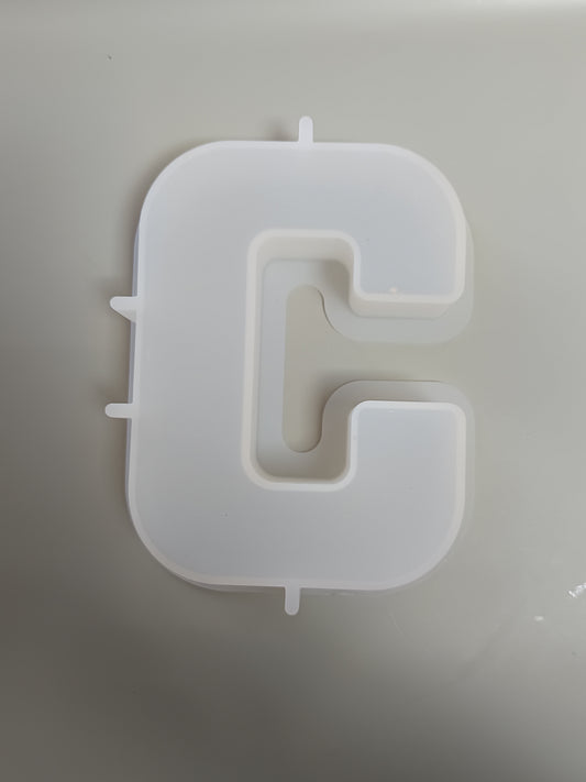 Lettre C en résine époxy