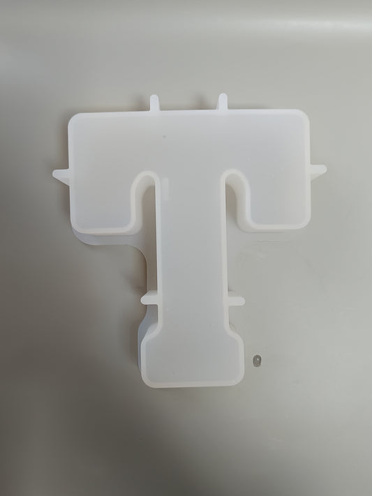 Lettre T en résine époxy