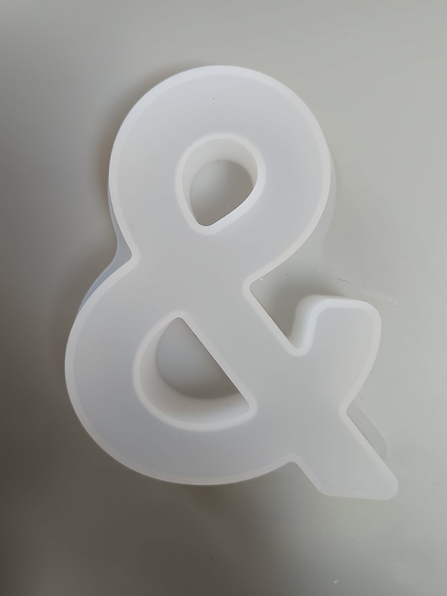 Lettre & en résine époxy