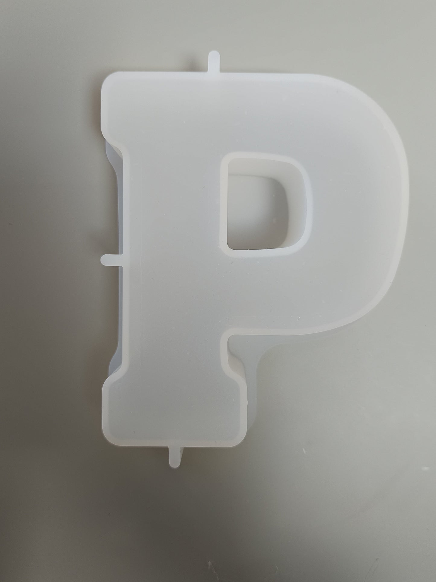 Lettre P en résine époxy