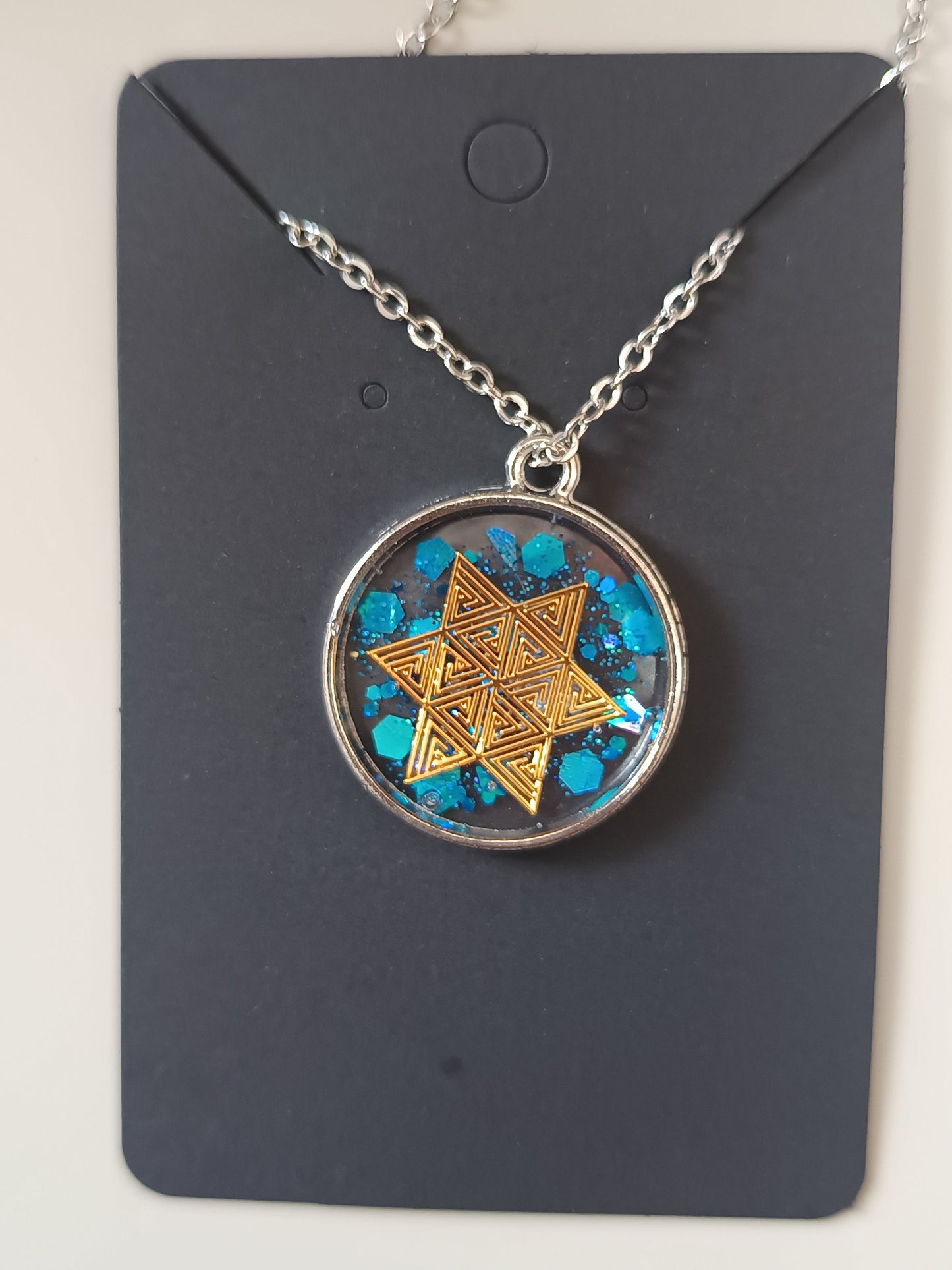 Collier en résine uv